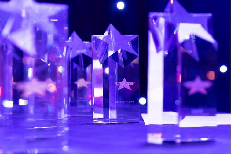Studenți la Maltalingua sărbătorind nominalizarea la premiu
