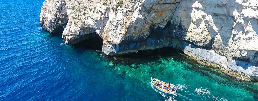 Excursie cu barca la Blue Grotto