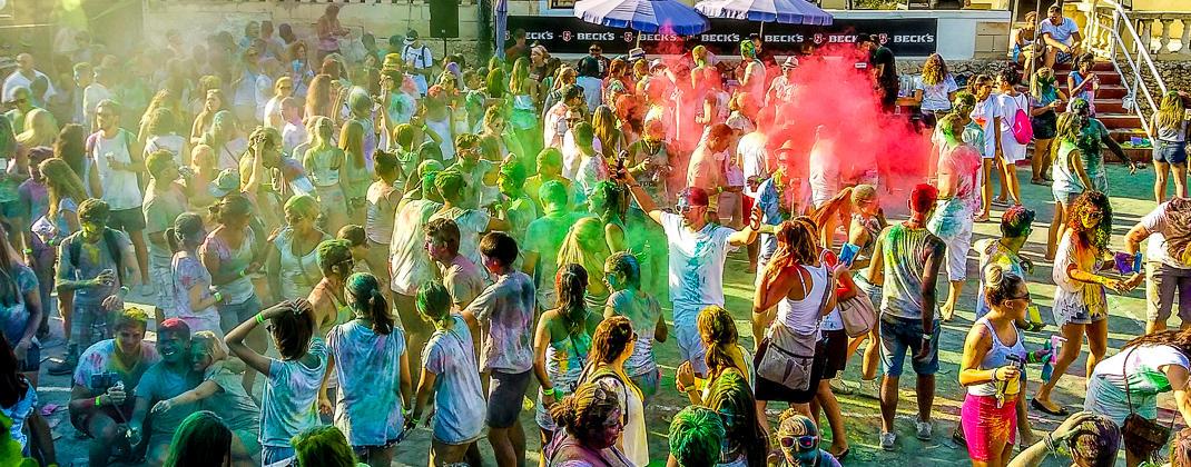 Petrecerea culorilor Holi