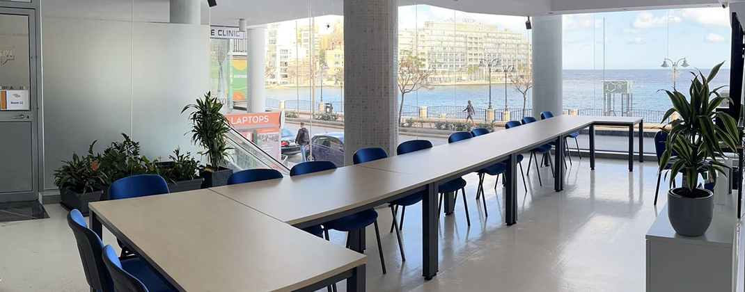 Săli de clasă cu vedere la mare