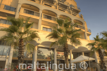 Outside of the junior language școală reședință