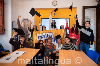 Language școală studenți with curs completion certificates