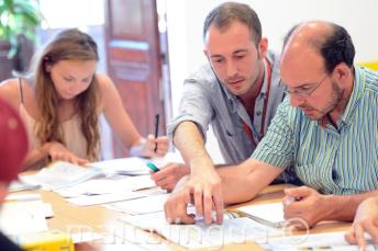 An engleză profesor explaining something to a student în clasă