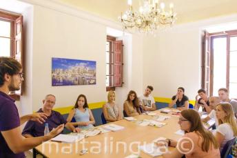 A profesor speaking to a clasă full of engleză language studenți