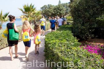 A profesor taking studenți for an outdoor clasă de engleză