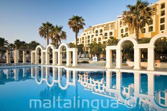 The outdoor piscină of the Hilton in st. julian's, Malta