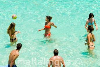 junior școală studenți playing volleyball at the Blue Lagoon, Malta