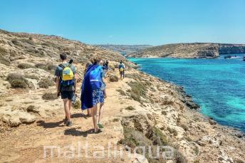 engleză language studenți walking next to the Blue Lagoon