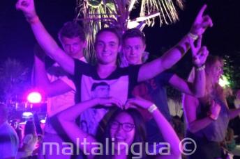 4 studenți dancing at the școală welcome party