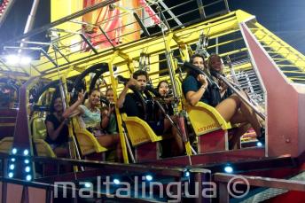 A group of studenți on a theme park ride