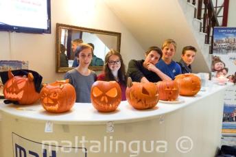 junior studenți with carved Halloween pumpkins at the școală recepție