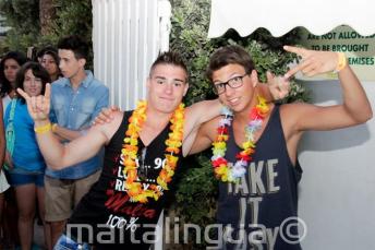 studenți going to the școală welcome BBQ activitate