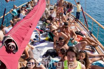 studenți are sunbathing deck on the boat
