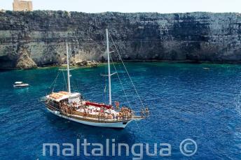Language școală excursie cu barca to Crystal Bay, Comino