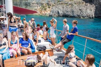 studenți relaxing on deck