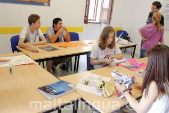 studenți working on a clasă engleză project