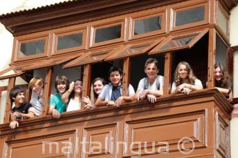 Teen studenți on a școală balcon