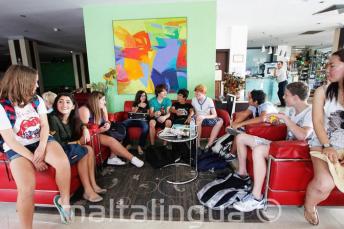 engleză language studenți in the junior școală reședință lobby