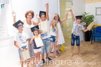 Kids with their engleză language curs certificates