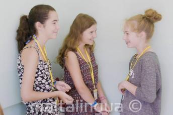 Kids programme studenți chatting at the junior școală