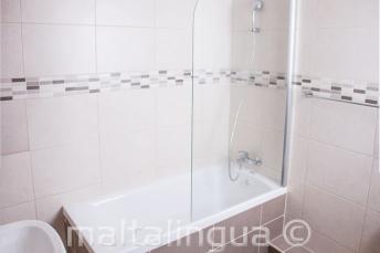 școală apartament baie in st. julian's