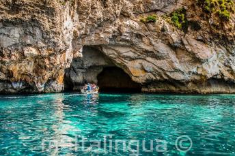 Apă acvamarin la Blue Grotto, Malta.