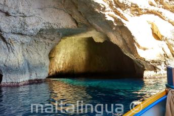 Interiorul unei peșteri la Blue Grotto