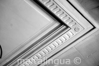 The școală has many interesting features