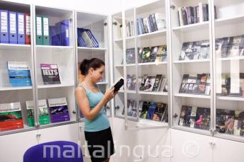 Free școală book and DVD lending library