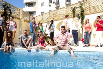 studenți enjoying time la piscină