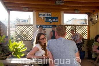engleză student talking to her profesor pe terasă
