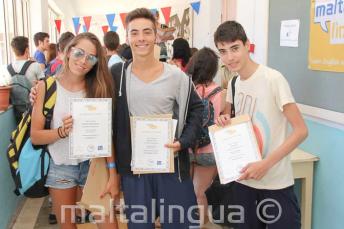 3 studenți with their curs completion certificates