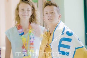 A teen engleză language student wearing a școală flag