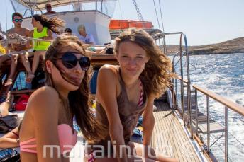 2 teenage girls on a excursie cu barca