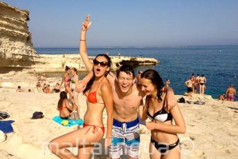 3 teen studenți on a language școală trip to St Peters piscină, Malta