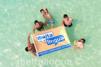 Teen studenți on a language școală trip to the Blue Lagoon, Malta