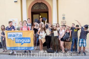 Group foto of teenage engleză language studenți outside our școală in Malta