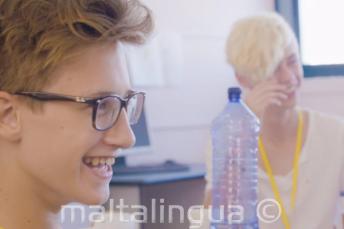 2 studenți having fun in a sala de clasă