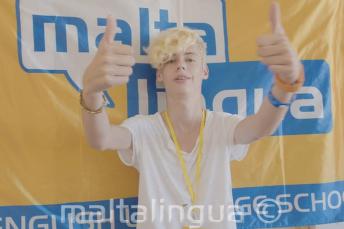 școală de vară student giving a thumbs up