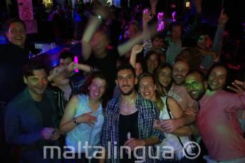 A group of engleză școală staff and studenți clubbing in Paceville