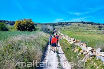 A group of engleză studenți walking through the countryside in Malta