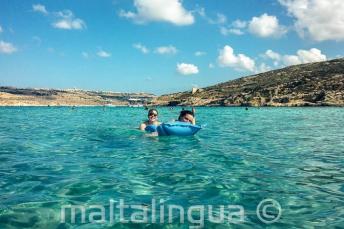 Language școală studenți swimming in the Blue Lagoon at Comino
