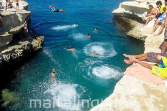 studenți swimming at St Peter's piscină
