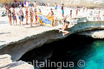 Maltalingua școală of engleză jumping into St Peter's piscină