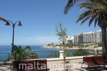 Exiles Bay promenade in Sliema is a 5 minute walk from the școală.