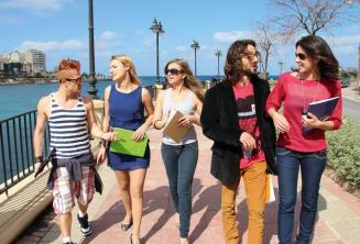 Practicing engleză after clase in st. julian's Bay, Malta