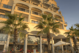 Outside of the junior language școală reședință