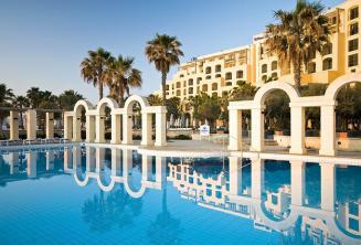 The outdoor piscină of the Hilton in st. julian's, Malta
