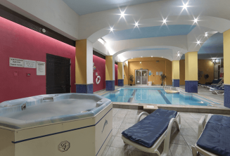 The indoor piscină at our junior școală reședință