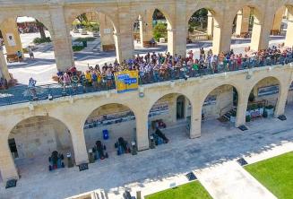 Maltalingua studenți waving from the Upper Barrakka, Valletta